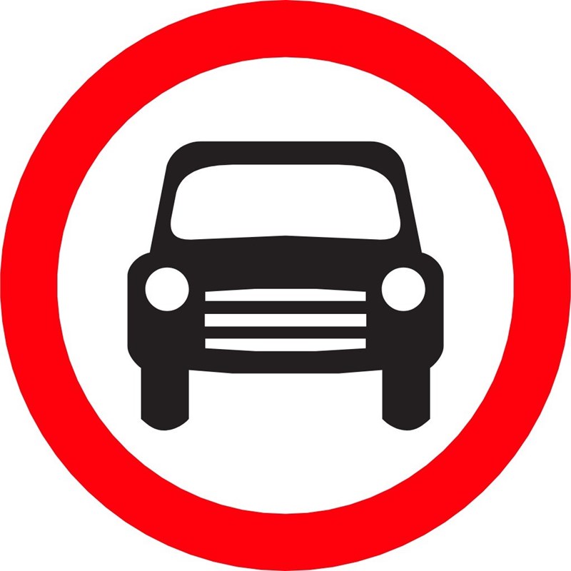 Accesul autoturismelor este interzis